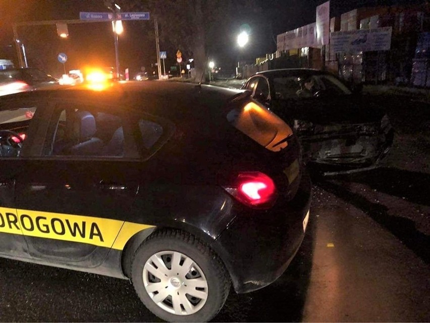 Wypadek na drodze krajowej nr 7. W Michałowicach samochody zderzyły się na skrzyżowaniu