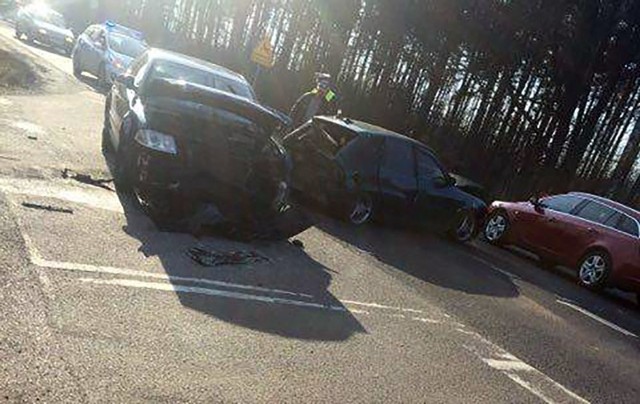 &lt;b&gt;Do wypadku z udziałem trzech samochod&oacute;w doszło w piątek, 30 marca, na skrzyżowaniu dr&oacute;g do Starej Koperni i Dzietrzychowic koło Żagania. Jedna ranna osoba trafiła do szpitala.&lt;/b&gt;Na miejscu wypadku jest żagańska policja. Wiadomo, że zderzyły się dwa volkswageny passaty i citroen. Policja nie ma jeszcze szczeg&oacute;ł&oacute;w zderzenia. &ndash; Wiadomo, że sprawcą wypadku jest kierujący jednego z volkswagen&oacute;w &ndash; m&oacute;wi sierż. Aleksandra Jaszczuk, rzeczniczka żagańskiej policji.Na miejscu są żagańscy policjanci. Jedna ranna osoba została zabrana do szpitala. &ndash; W miejscu zdarzenia został wprowadzony ruch wahadłowy &ndash; m&oacute;wi sierż. Jaszczuk.&lt;i&gt;Autor: Piotr Jędzura&lt;/i&gt;&lt;p style=&quot;font-size:24px;padding-left:10px;padding-top:5px;padding-bottom:5px;background-color:#cf4245;color:white&quot;&gt;POLECAMY PAŃSTWA UWADZE:&lt;/p&gt;&lt;div style=&quot;display:flex; padding: 10px 3px 0 3px; flex-wrap:wrap;border:1px solid lightgray; width:fit-content&quot;&gt;&lt;div style=&quot;text-align:center; width: 230px; overflow: hidden; flex: 1 0 auto; margin-right:3px&quot;&gt;&lt;a href=&quot;http://www.gazetalubuska.pl/wiadomosci/zielona-gora/g/najlepsze-restauracje-w-lubuskiem-wg-portalu-tripadvisor-gdzie-zjesz-najlepiej-te-lubuskie-restauracje-polecaja-turysci-ranking,13040560,28097070/&quot;&gt;&lt;img src=&quot;https://d-pt.ppstatic.pl/k/r/1/03/9b/5ab8c27e65e35_p.jpg?1522145226&quot; style=&quot;width:auto; height:150px&quot;&lt;/img&gt;&lt;/a&gt;&lt;a href=&quot;http://www.gazetalubuska.pl/wiadomosci/zielona-gora/g/najlepsze-restauracje-w-lubuskiem-wg-portalu-tripadvisor-gdzie-zjesz-najlepiej-te-lubuskie-restauracje-polecaja-turysci-ranking,13040560,28097070/&quot;&gt;&lt;p style=&quot;font-size:16px&quot;&gt;&lt;b&gt;To są najlepsze lubuskie restauracje. Zaskoczeni? [ZDJĘCIA]&lt;/b&gt;&lt;/p&gt;&lt;/a&gt;&lt;/div&gt;&lt;div style=&quot;text-align:center; width: 230px; overflow: hidden; flex: 1 0 auto&quot;&gt;&lt;a href=&quot; http://www.gazetalubuska.pl/quiz/4630,kultowe_gry_komputerowe_jestes_w_stanie_je_rozpoznac,q,t.html&quot;&gt;&lt;img src=&quot;https://d-pt.ppstatic.pl/quizy/k/r//1/ae/11/5ab4ffa4617d1_o.jpg&quot; style=&quot;width:auto; height:150px&quot;&lt;/img&gt;&lt;/a&gt;&lt;a href=&quot; http://www.gazetalubuska.pl/quiz/4630,kultowe_gry_komputerowe_jestes_w_stanie_je_rozpoznac,q,t.html&quot;&gt;&lt;p style=&quot;font-size:16px&quot;&gt;&lt;b&gt;Kultowe gry komputerowe. Jesteś w stanie je rozpoznać?&lt;/b&gt;&lt;/p&gt;&lt;/a&gt;&lt;/div&gt;&lt;div style=&quot;text-align:center; width: 230px; overflow: hidden; flex: 1 0 auto; margin-right:3px&quot;&gt;&lt;a href=&quot; http://www.gazetalubuska.pl/strefa-biznesu/wiadomosci/z-regionu/g/urlopy-i-premie-zwalnianie-kobiet-w-ciazy-przerwa-na-papierosa-do-odpracowania-kategorie-zatrudnionych-nowy-kodeks-pracy,12948839,28106660/&quot;&gt;&lt;img src=&quot;https://d-pt.ppstatic.pl/k/r/1/2d/b8/5ab933f987577_p.jpg?1522137964&quot; style=&quot;width:auto; height:150px&quot;&lt;/img&gt;&lt;/a&gt;&lt;a href=&quot; http://www.gazetalubuska.pl/strefa-biznesu/wiadomosci/z-regionu/g/urlopy-i-premie-zwalnianie-kobiet-w-ciazy-przerwa-na-papierosa-do-odpracowania-kategorie-zatrudnionych-nowy-kodeks-pracy,12948839,28106660/&quot;&gt;&lt;p style=&quot;font-size:16px&quot;&gt;&lt;b&gt;Nowy Kodeks pracy. Urlopy, nadgodziny, premie. Co nowego?&lt;/b&gt;&lt;/p&gt;&lt;/a&gt;&lt;/div&gt;&lt;div style=&quot;text-align:center; width: 230px; overflow: hidden; flex: 1 0 auto&quot;&gt;&lt;a href=&quot;http://www.gazetalubuska.pl/wiadomosci/g/oto-graham-czlowiek-ktory-przezyje-kazdy-smiertelny-wypadek-jego-wyglad-zapewnia-mu-bezpieczenstwo-podczas-kolizji-czolowek,13003487,27887591/&quot;&gt;&lt;img src=&quot;https://d-pt.ppstatic.pl/k/r/1/fc/35/5aa793283b860_p.jpg?1521727888&quot; style=&quot;width:auto; height:150px&quot;&gt;&lt;/img&gt;&lt;/a&gt;&lt;a href=&quot;http://www.gazetalubuska.pl/wiadomosci/g/oto-graham-czlowiek-ktory-przezyje-kazdy-smiertelny-wypadek-jego-wyglad-zapewnia-mu-bezpieczenstwo-podczas-kolizji-czolowek,13003487,27887591/&quot;&gt;&lt;p style=&quot;font-size:16px&quot;&gt;&lt;b&gt;Ten człowiek przeżyje każdy wypadek samochodowy [ZDJĘCIA]&lt;/b&gt;&lt;/p&gt;&lt;/a&gt;&lt;/div&gt;&lt;div style=&quot;text-align:center; width: 230px; overflow: hidden; flex: 1 0 auto; margin-right:3px;&quot;&gt;&lt;a href=&quot;http://www.gazetalubuska.pl/polska-i-swiat/g/wakacje-2018-wyjatkowo-niebezpieczne-kraje-tu-lepiej-nie-jedz-ministerstwo-spraw-zagranicznych-ostrzega-turystow,13013992,27933032/&quot;&gt;&lt;img src=&quot;https://d-pt.ppstatic.pl/k/r/1/48/58/5aabb0760b722_p.jpg?1522142453&quot; style=&quot;width:auto; height:150px&quot;&gt;&lt;/img&gt;&lt;/a&gt;&lt;p style=&quot;font-size:16px&quot;&gt;&lt;a href=&quot;http://www.gazetalubuska.pl/polska-i-swiat/g/wakacje-2018-wyjatkowo-niebezpieczne-kraje-tu-lepiej-nie-jedz-ministerstwo-spraw-zagranicznych-ostrzega-turystow,13013992,27933032/&quot;&gt;&lt;b&gt;Wakacje 2018. Te miejsca są niebezpieczne. MSZ Ostrzega!&lt;/b&gt;&lt;/p&gt;&lt;/a&gt;&lt;/div&gt;&lt;div style=&quot;text-align:center; width: 230px; overflow: hidden; flex: 1 0 auto; margin-right:3px&quot;&gt;&lt;a href=&quot;http://www.gazetalubuska.pl/wiadomosci/zielona-gora/g/galeria-na-osiedlu-braniborskim-w-zielonej-gorze-na-wykonczeniu-powstanie-market-bedzie-parking-tak-bedzie-wygladac-wizualizacja,13021179,27982187/&quot;&gt;&lt;img src=&quot;https://d-pt.ppstatic.pl/k/r/1/75/af/5aafd2bd8b6ac_p.jpg?1521535527&quot; style=&quot;width:auto; height:150px&quot;&lt;/img&gt;&lt;/a&gt;&lt;a href=&quot;http://www.gazetalubuska.pl/wiadomosci/zielona-gora/g/galeria-na-osiedlu-braniborskim-w-zielonej-gorze-na-wykonczeniu-powstanie-market-bedzie-parking-tak-bedzie-wygladac-wizualizacja,13021179,27982187/&quot;&gt;&lt;p style=&quot;font-size:16px&quot;&gt;&lt;b&gt;Tak będzie wyglądać nowa galeria w mieście! [ZDJĘCIA]&lt;/b&gt;&lt;/p&gt;&lt;/a&gt;&lt;/div&gt;&lt;/div&gt;&lt;center&gt;&lt;div class=&quot;fb-like-box&quot; data-href=&quot;https://www.facebook.com/gazlub/?fref=ts&quot; data-width=&quot;700&quot; data-show-faces=&quot;true&quot; data-stream=&quot;false&quot; data-header=&quot;true&quot;&gt;&lt;/div&gt;&lt;/center&gt;Zobacz r&oacute;wnież: Magazyn Informacyjny Gazety Lubuskiej. Najważniejsze informacje tygodnia:&lt;script class=&quot;XlinkEmbedScript&quot; data-width=&quot;700&quot; data-height=&quot;380&quot; data-url=&quot;//get.x-link.pl/f19e90e2-8447-7722-c4be-8c892cac50ed,e54b1fbb-a72c-f3ac-e605-d6f475c57522,embed.html&quot; type=&quot;application/javascript&quot; src=&quot;//prodxnews1blob.blob.core.windows.net/cdn/js/xlink-i.js?v1&quot;&gt;&lt;/script&gt;