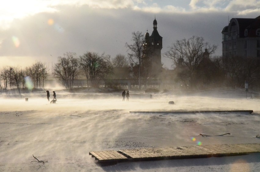 Spacer po sopockiej plaży. Zima na Pomorzu. Wybraliśmy się na spacer nad morze [ZDJĘCIA] 