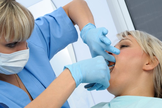 Zabieg usunięcia zęba w wielu osobach budzi lęk, tymczasem obecnie jest to bezbolesny zabieg przeprowadzany w znieczuleniu