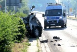 Śmiertelny wypadek na al. Sobieskiego we Wrocławiu. Nie żyje młody mężczyzna, samochód przecięty na pół [ZDJĘCIA]