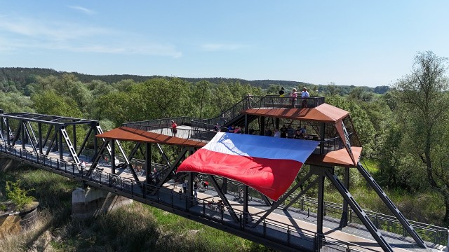 Na łączącym Polskę i Niemcy moście po polskiej stronie, zawisła biało-czerwona flaga