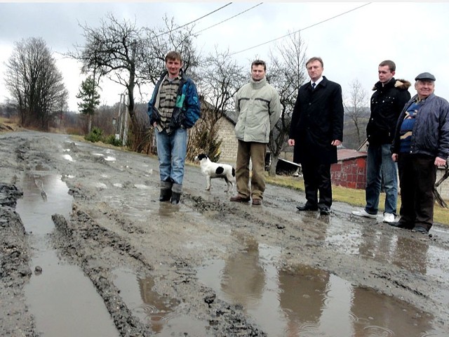 - Dziury, koleiny, kałuże. Aż trudno uwierzyć, że to droga powiatowa, która w dodatku łączy Podkarpacie z Małopolską &#8211; narzekają mieszkańcy Dzwonowej i Robert Mucha (trzeci od prawej), wójt gm. Jodłowa. 