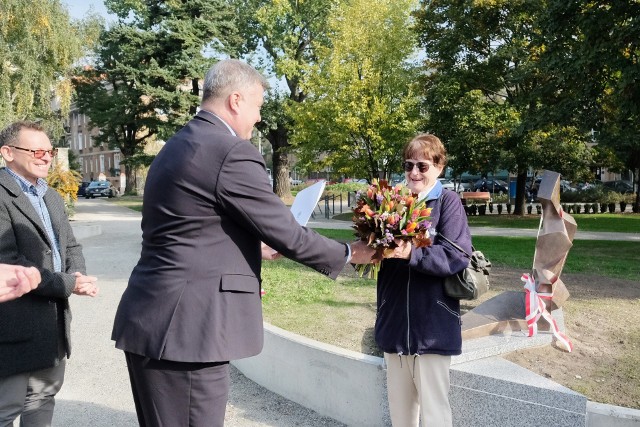 "Leżąca w słońcu" to zwieńczenie rewitalizacji placu Kazimierza Nowakowskiego w Poznaniu. Odsłonięcie rzeźby odbyło się we wtorek. W nowej przestrzeni parkowej dzieci zyskały miejsce do zabaw, a starsi siłownię zewnętrzną.