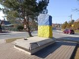 Węgrzce. Dawny pomnik Armii Radzieckiej ktoś przemalował na kolory ukraińskiej flagi. Trwa dyskusja, a pomnik jest po dekomunizacji