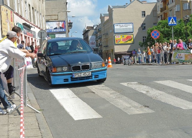 Wyścigi mogą się odbyć nawet w centrum miasta, jeśli organizator zbierze niezbędne pozwolenia. Na  zdjęciu migawka z Grudziądza, gdzie rajdy turystyczno-rodzinne odbywają się regularnie.