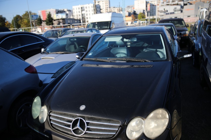 Parking niechcianych samochodów w Krakowie. Ponad pół tysiąca sztuk! Są perełki wśród wraków. Zobacz zdjęcia