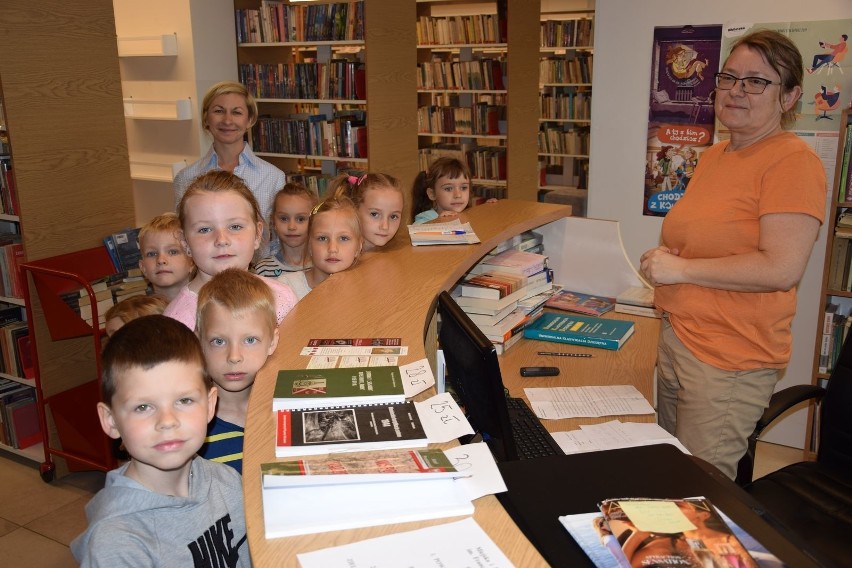 Dzieci z Bieganowa zawędrowały do radziejowskiej biblioteki w poszukiwaniu fajnych opowieści