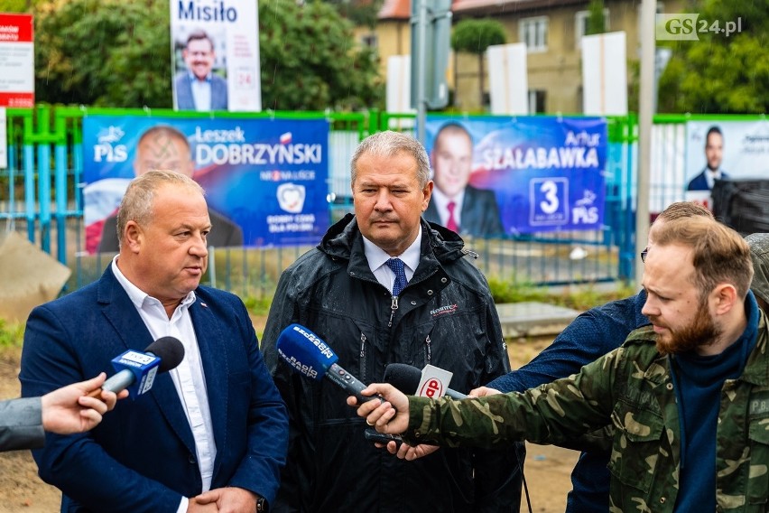 Swastyki na plakatach wyborczych PiS-u w Szczecinie. "To brudna kampania"