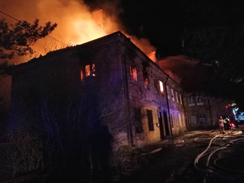 Pożar w Lubiążu. W ogniu stanął budynek przy klasztorze cystersów. Jedna osoba zmarła [ZDJĘCIA]