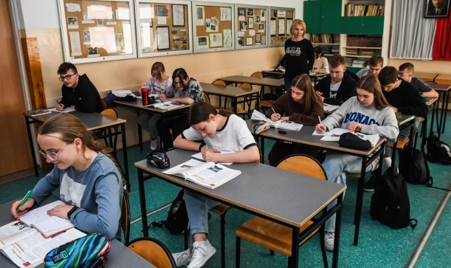 W klasach ósmych szkół podstawowych prowadzonych przez Miasto Bydgoszcz uczy się obecnie 4087 uczniów. Niebawem zdawać będą egzamin ósmoklasisty. Na zdjęciu klasa VIII F z SP nr 32.