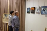 Skrzydła Niepodległej – wernisaż wystawy malarstwa Roberta Firszta. Zobacz zdjęcia