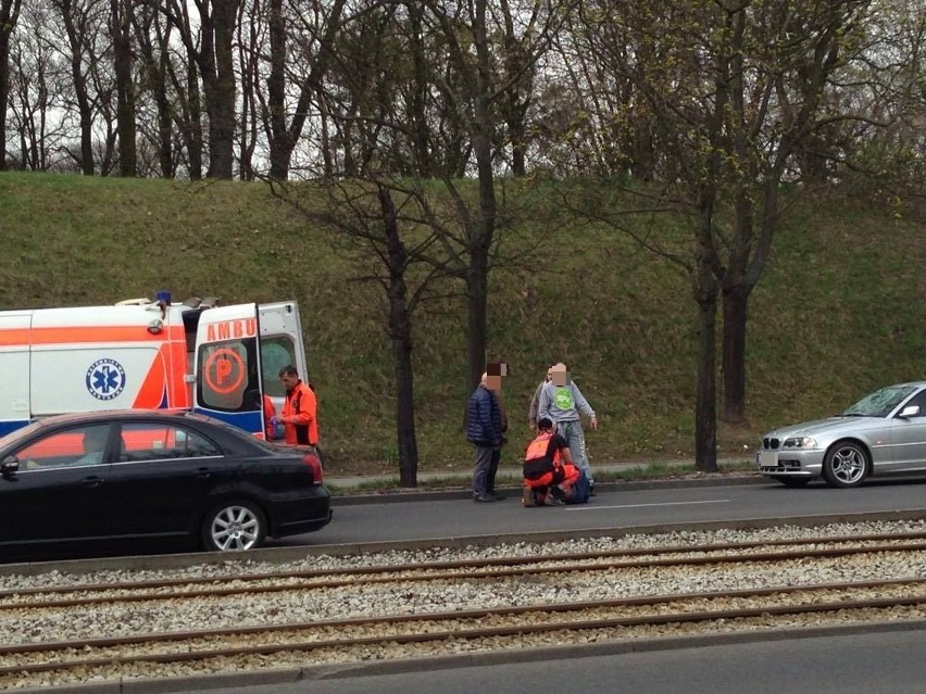 Wczoraj około godziny 15.15 kierowca srebrnego BMW potrącił...