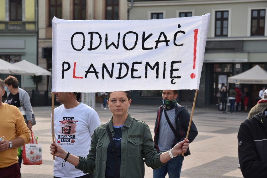 Rybnik: Protest antycovidowców gdy w Polsce 5330 nowych...