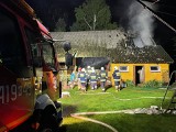 Nocny pożar stodoły w Gosporzydowej. Z ogniem walczyło kilka jednostek straży pożarnej z powiatu brzeskiego [ZDJĘCIA]