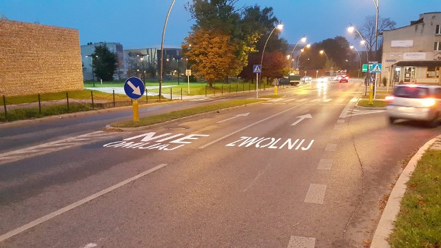 W Jaworznie na ulicach przy przejściach dla pieszych zaczęły pojawiać się napisy przypominające kierowcom, że powinni zwolnić i ustąpić pierwszeństwa pieszym. Zobacz kolejne zdjęcia. Przesuń w prawo - wciśnij strzałkę lub przycisk NASTĘPNE