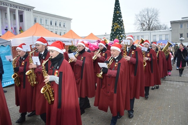Mikołajkowa orkiestra dęta na Jarmarku Bożonarodzeniowym