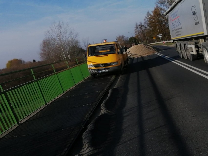 Zamykają most na Dunajcu w Ostrowie dla ruchu kołowego, pieszych i rowerzystów ZDJĘCIA