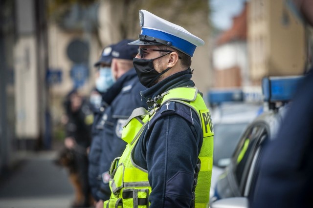 W samo południe w Koszalinie, podobnie jak w całym kraju, zawyły policyjne syreny. Mundurowi oddali hołd zastrzelonemu policjantowi z Raciborza.