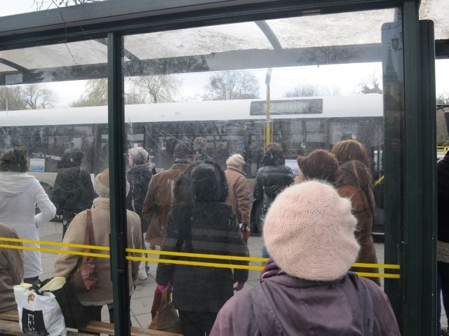 Niektórzy pasażerowie rezygnują i czekają na kolejny autobus.