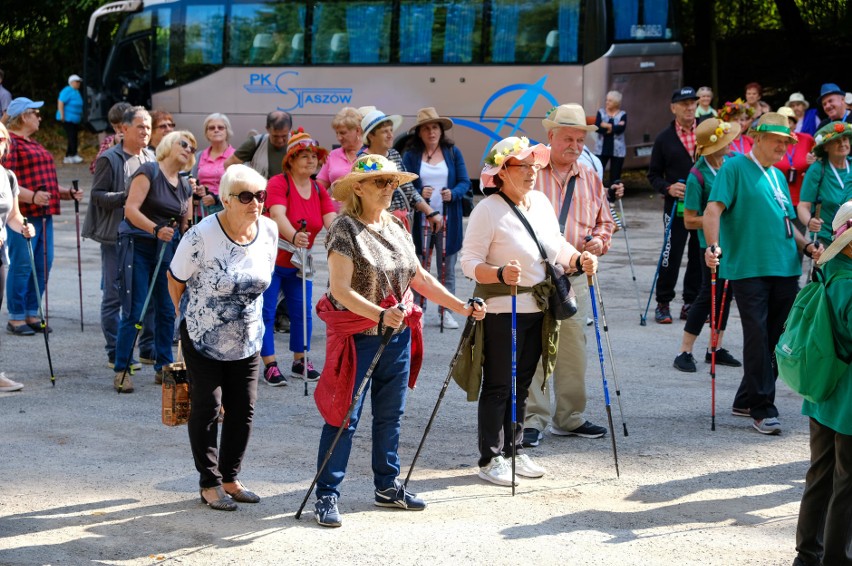 Świętokrzyscy seniorzy na rajdzie nordic walking w gminie Zagnańsk. Ależ była atmosfera, o dobrą zabawę zadbał... didżej. Zobaczcie zdjęcia