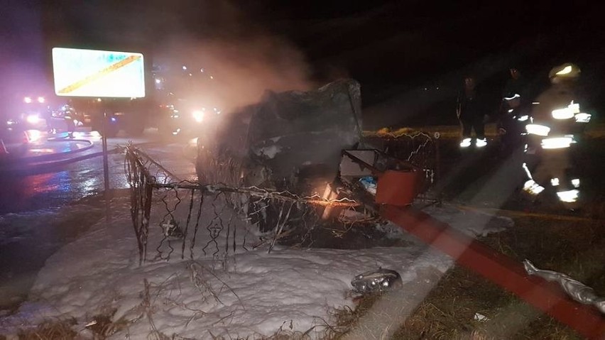 Płonący samochód uderzył w krzyż przy drodze z Opalenicy do Jastrzębnik [ZDJĘCIA]