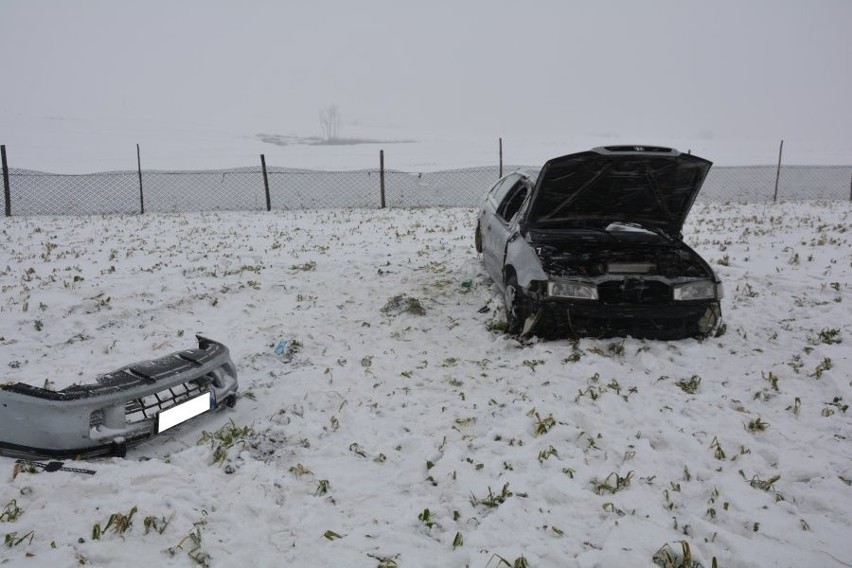 W Rogoźnie dachował samochód. Zostawili rannego kolegę na śniegu i uciekli 