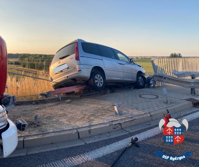 Do groźnie wyglądającego wypadku doszło w niedzielę, 3 lipca, wieczorem na drodze S5. Samochód zawisł na wiadukcie nad linią kolejową Poznań - Wrocław.Czytaj dalej i zobacz zdjęcia --->