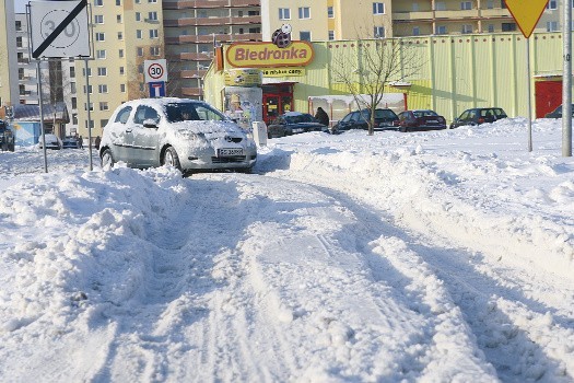 Ulica Frąckowskiego jest dwukierunkowa. Jednak zimą zamienia się ona w jednokierunkową i bardzo trudno nią przejechać.