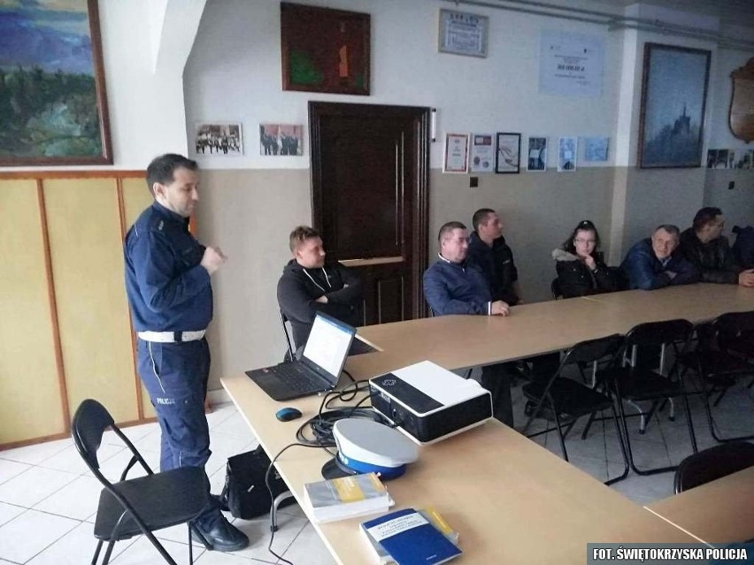 Policjanci ze Staszowa szkolili strażaków ochotników z gminy Szydłów