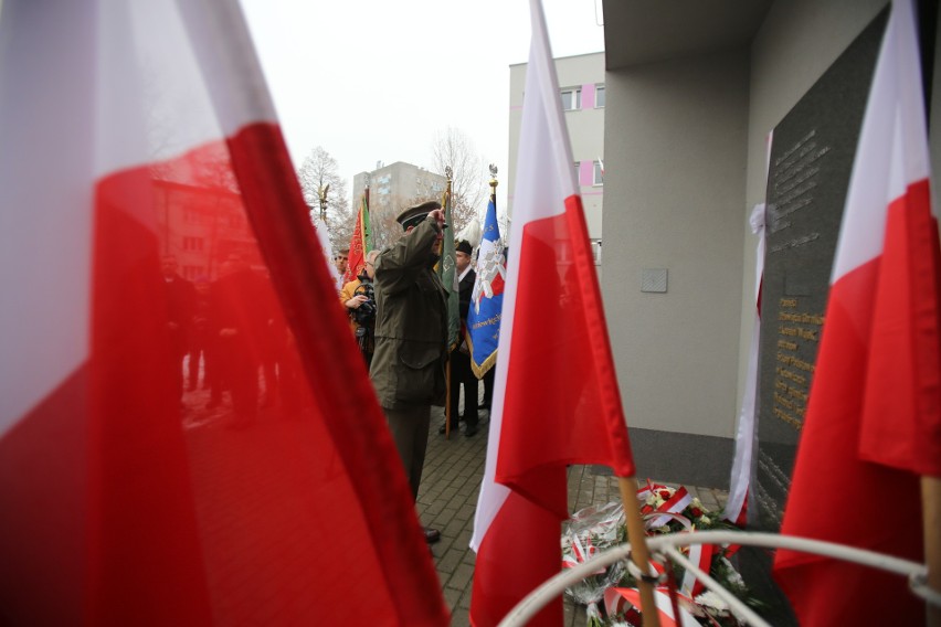 Obchody 37. rocznicy strajku i pacyfikacji kopalni „Wujek". Odsłonięto pamiątkową tablicę Dziewięciu Górników w SP nr 5 w Katowicach WIDEO 