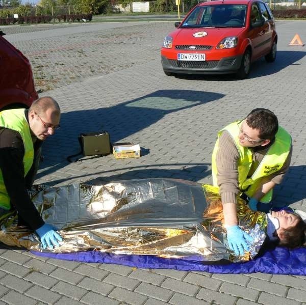 Podczas zawodów ratownicy doskonalą swoje umiejętności. Od lewej Michał Zych i Mirosław Rząsa.