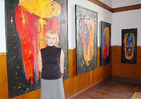 Na zdjęciu Anna Kazior i niektóre jej  prace eksponowane w "Królówce"