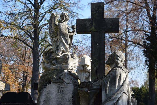 Będą kwestować na częstochowskich cmentarzach. Cel to ratowanie nagrobków