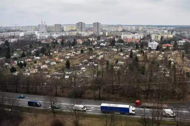 Zdewastowane działki na skrzyżowaniu ul. Lechickiej i Umultowskiej.