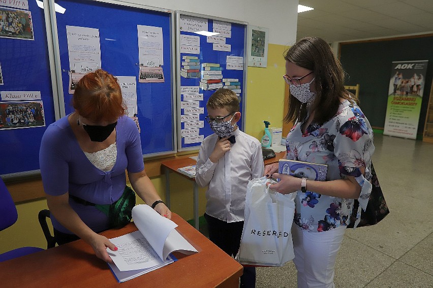 Jak uczniowie odbierają świadectwa? Zdjęcia ze Szkoły...