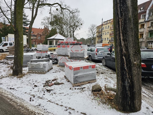 Jak zapewniają władze Torunia obecnie wszelkie prace budowlane w obrębie zieleni należy prowadzić w oparciu o zapisy, które m.in. zabraniają gromadzenia przy drzewach materiałów budowlanych, zobowiązują również wykonawców do zabezpieczenia pni i wytyczenia stref ochronnych. Jak widać, na tej budowie na rogu ul. Bydgoskiej i Przybyszewskiego nikt się tym nie przejął.