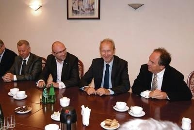 Od lewej: Jan Walkosz-Jambor, dyrektor COS Zakopane, Tomasz Lenkiewicz, dyrektor naczelny COS, Ryszard Stachurski, wiceminister sportu, Janusz Majcher, burmistrz Zakopanego. Fot. Łukasz Razowski.