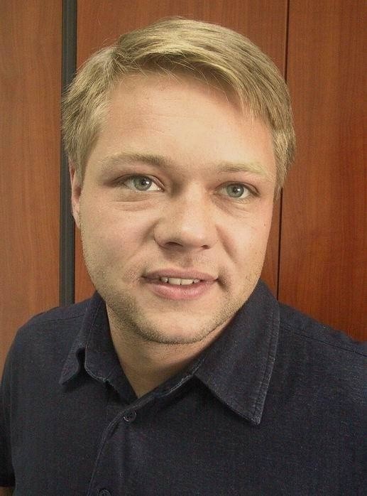 Kamil Henne (28 lat) - jest asystentem w warszawskiej Szkole Wyższej Psychologii Społecznej i doktorantem Środowiskowych Studiów Doktoranckich PAN i SWPS. Robi doktorat na temat predystynatów i konsekwencji korzystania z internetu.