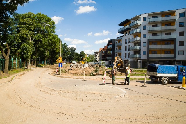 Dom stał tuż obok mini-ronda, które było takie małe właśnie z powodu usytuowania tejże nieruchomości.