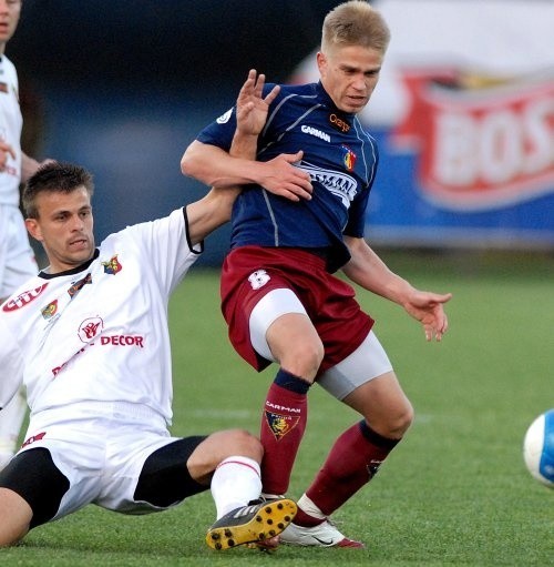 Marek Kowal (w ciemnym stroju) już dzień po meczu z GKS Bełchatów zagrał w rezerwach i strzelił dwa gole Gryfowi Kamień Pomorski.