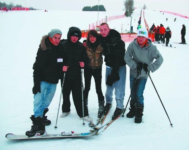 Od lewej Emil Jamrozik, Tomasz Chachulski, Aleksandra Olbryś, Dawid Kujtkowski, i Filip Jamrozik w Rybnie byli po raz pierwszy. Grupa dzielnie uczyła się jazdy na nartach i na snowboardzie.