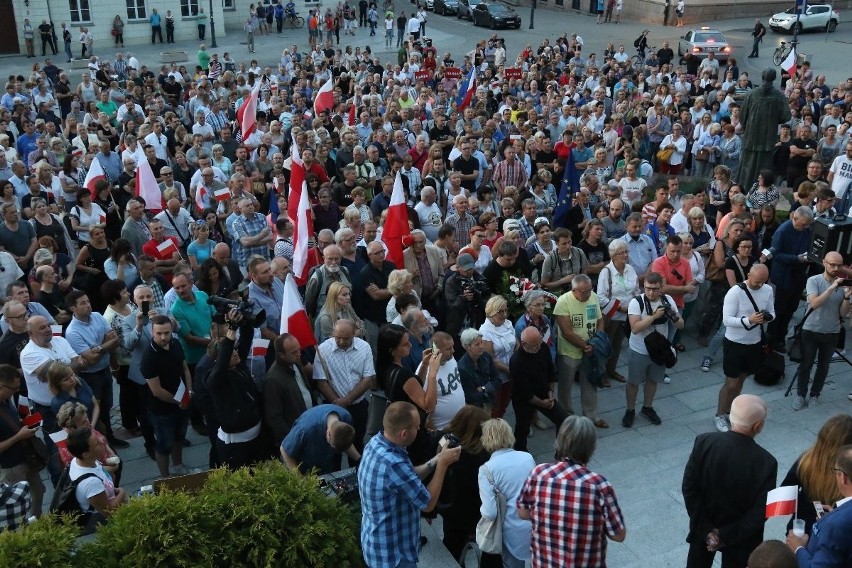 Wielka manifestacja w centrum Kielc „Wolne Sądy” z tysiącami uczestników  