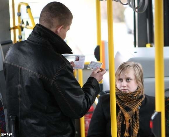 Kontrola biletów w słupskim autobusie.