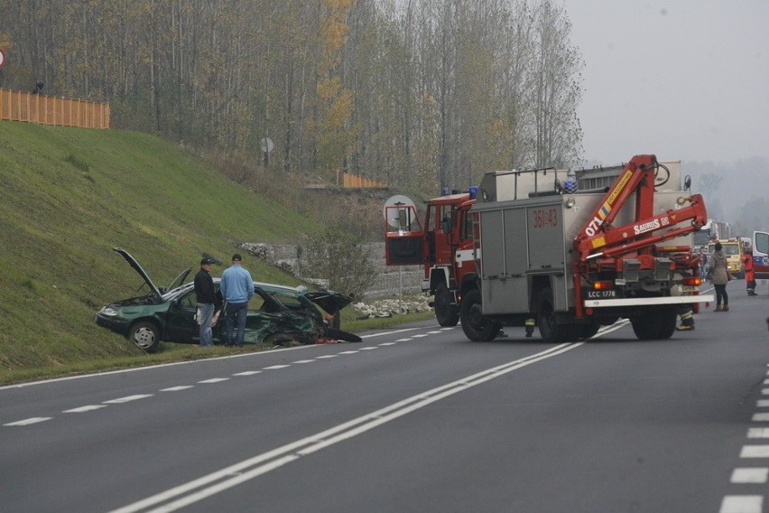 Wypadek na obwodnicy Legnicy. Dwa auta zderzyły się czołowo (ZDJĘCIA)