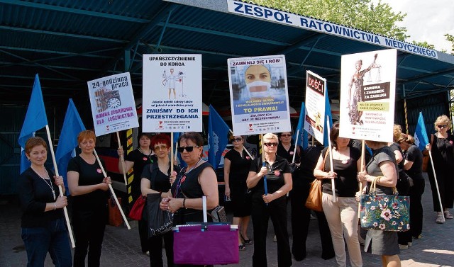 W maju 2014 r. pielęgniarki w czarnych strojach protestowały przed olkuskim szpitalem