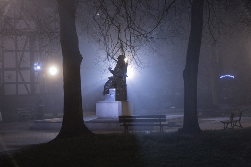 Tajemniczy Gdańsk. Zobaczcie nocne zdjęcia Gdańska spowitego mgłą