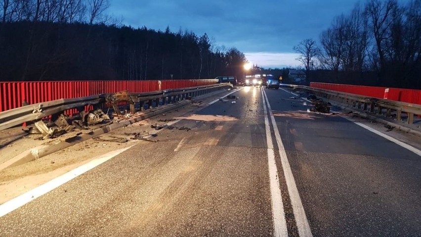 Poranna tragedia na krajowej "dziewiątce". w wypadku zginął młody mężczyzna. Trasa była całkowicie zablokowana