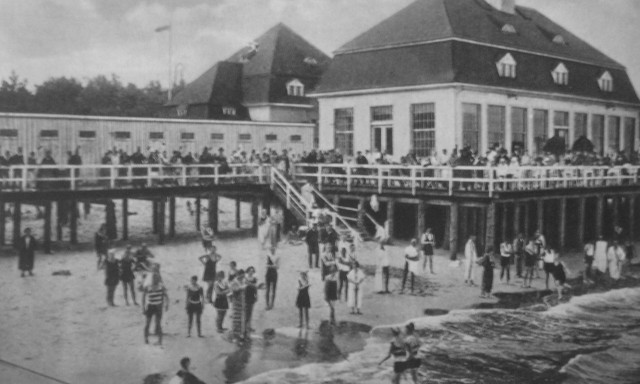 Oddany do użytku w 1903 r., rodzinny zakład kąpielowy w Kołobrzegu. Na wykonanym w dwudziestoleciu międzywojennym zdjęciu widoczna jest restauracja oraz fragment pomostu.