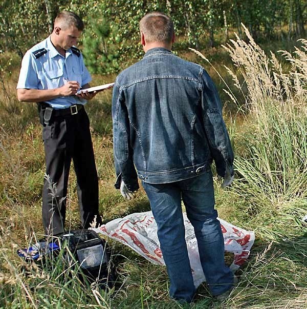 Policjanci zabezpieczyli broń, która ukryta była w trawie, trzysta metrów od domu 52-latka.